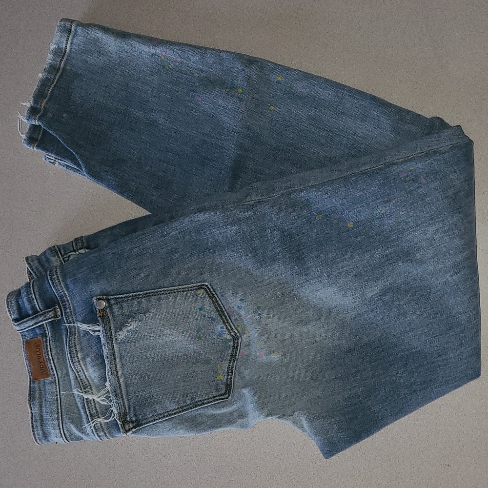 Judy blue boyfriend fit capri. Paint splash  Frayed ends. Size 9.  Inseam is 27.